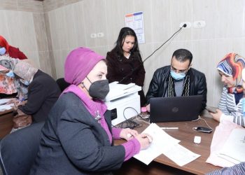 نائب رئيس جامعة أسيوط تتلقى الجرعة الأولى من لقاح كورونا