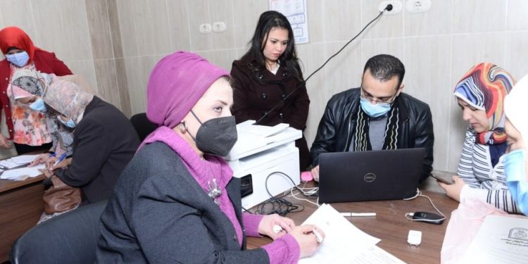 نائب رئيس جامعة أسيوط تتلقى الجرعة الأولى من لقاح كورونا