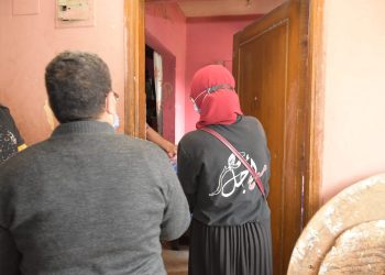 جامعة القاهرة توزع 145 بطانية وتقدم مساعدات إنسانية لأهالي عشش السودان بالجيزة|صور