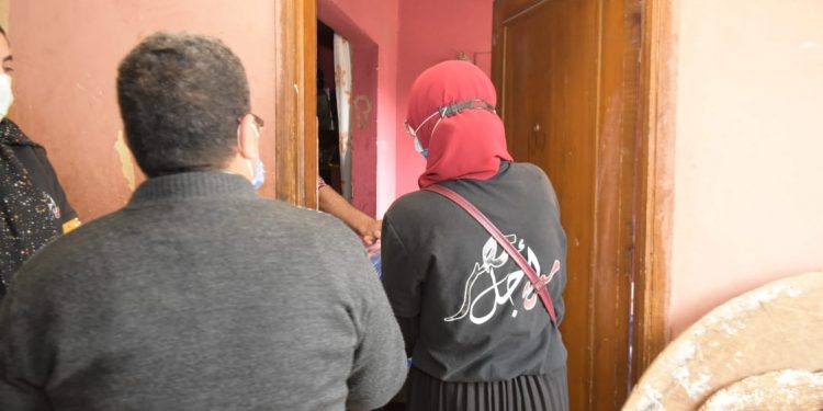 جامعة القاهرة توزع 145 بطانية وتقدم مساعدات إنسانية لأهالي عشش السودان بالجيزة|صور