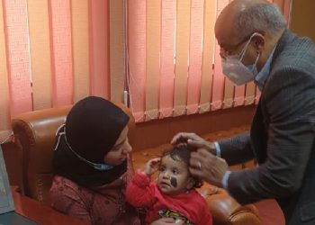 جامعة المنصورة تستقبل طفلة نبروه التي عراها والدها لعلاجها