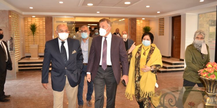 جولة تفقدية لرئيس جامعة عين شمس لأعمال التطوير بكلية البنات