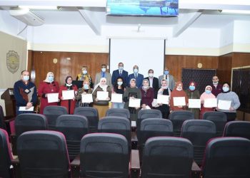 تكريم 17 متدربا في ختام دورة إدارة المكاتبات الرسمية بجامعة سوهاج