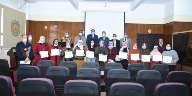 تكريم 17 متدربا في ختام دورة إدارة المكاتبات الرسمية بجامعة سوهاج
