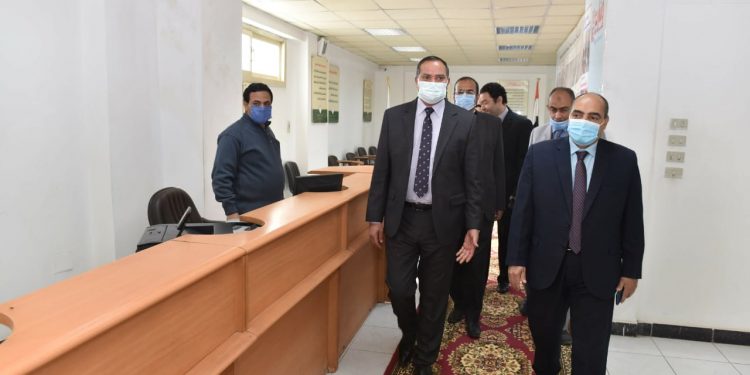 رئيس جامعة سوهاج يؤكد توفير كافة الدعم الفني للطلاب |صور