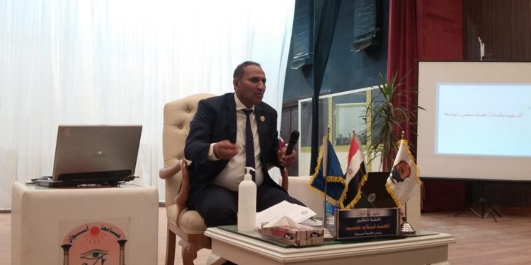 جامعة أسوان تناقش خريطة إجراء الامتحانات