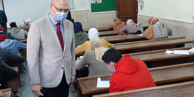 72515 طالبا يؤدون الامتحانات بـ"تجارة عين شمس"