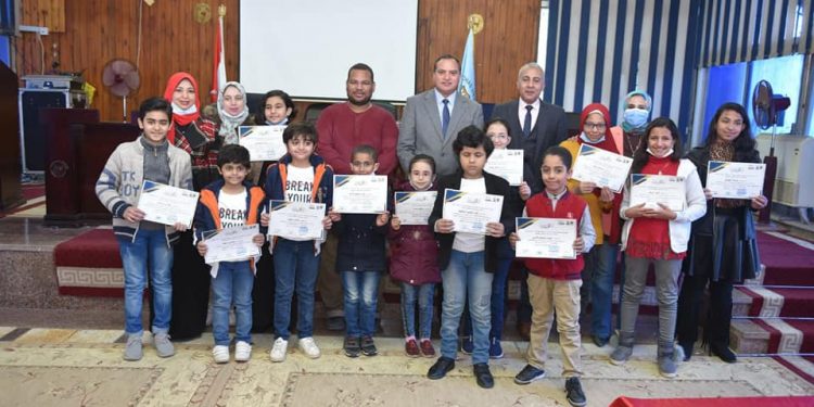 رئيس جامعة سوهاج يكرم المشاركين بمسابقة «يلا نرسم هيروغيلفي»