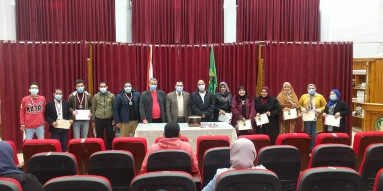 تعليم المنوفية يكرم القائمين على تدريب الطلاب على مهارات البحث العلمي "صور"
