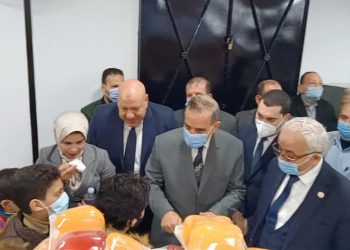 محافظ كفر الشيخ ونائب وزير التربية والتعليم يفتتحان منفذ بيع المدارس "صور"