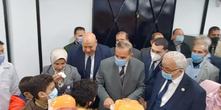 محافظ كفر الشيخ ونائب وزير التربية والتعليم يفتتحان منفذ بيع المدارس "صور"