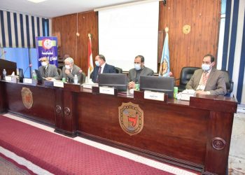 رئيس جامعة سوهاج يفتتح اليوم العلمي للعلاج الطبيعي وإصابات مفصل الركبة