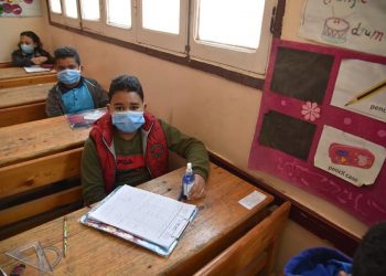 وزير التعليم يحاور طالب ابتدائي اثناء الامتحان ببورسعيد