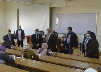 رئيس جامعة الفيوم يتابع امتحانات الفصل الدراسي الأول