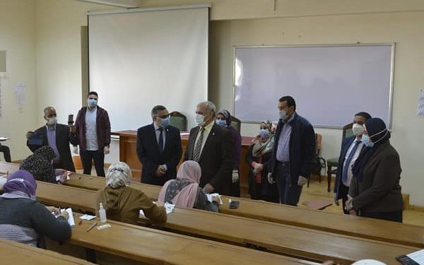 رئيس جامعة الفيوم يتابع امتحانات الفصل الدراسي الأول
