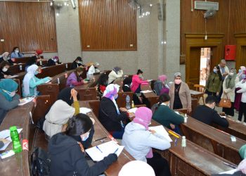 وكيل آداب جامعة القاهرة تتفقد امتحانات الفصل الدراسي الأول بالكلية