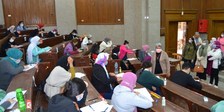 وكيل آداب جامعة القاهرة تتفقد امتحانات الفصل الدراسي الأول بالكلية