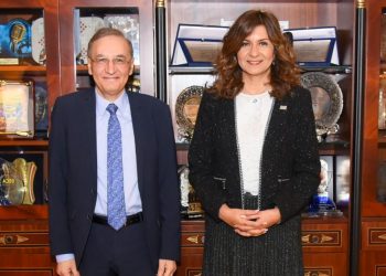 وزيرة الهجرة مع د وجدى زهران لاستعراض ميكنة التأمين الصحى