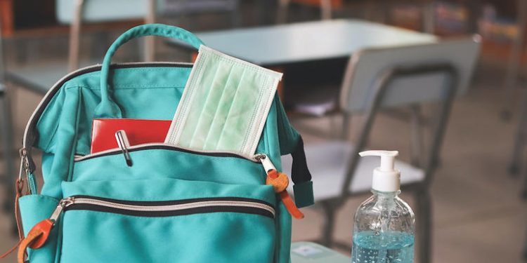 أغراض يجب ألا تفارق حقيبتك.. توصيات للوقاية من كورونا أثناء الامتحانات