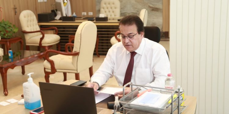 وزير التعليم العالي: توفير كافة المستلزمات الطبية بالمستشفيات الجامعية لمواجهة كورونا