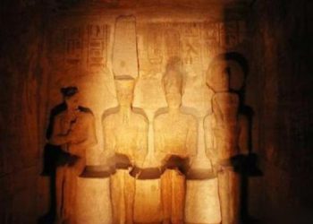 بالصور.. توافد مئات السائحين لمشاهدة ظاهرة تعامد الشمس على وجه الملك رمسيس الثاني