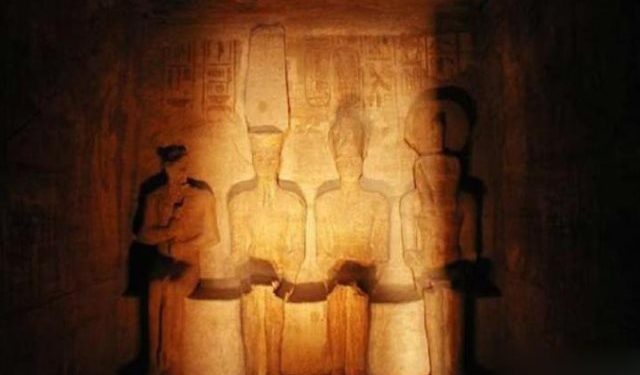 بالصور.. توافد مئات السائحين لمشاهدة ظاهرة تعامد الشمس على وجه الملك رمسيس الثاني