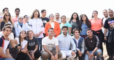 شباب الدراسين بالخارج مع الوزيرة