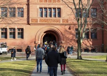 ما بين مؤيد ومعارض.. الجامعات البريطانية تستعد لاستقبال الطلاب