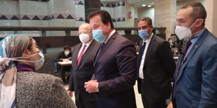 وزير التعليم العالي: إجراءات مشددة بامتحانات الوافدين بطب جامعة القاهرة
