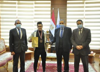 رئيس جامعة كفرالشيخ يكرم طالب الآداب الفائز بفضية كمال الأجسام