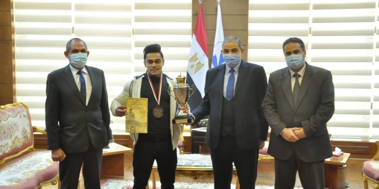 رئيس جامعة كفرالشيخ يكرم طالب الآداب الفائز بفضية كمال الأجسام