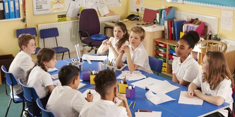 مصير معارضي الكمامات.. ارتفاع معدلات كورونا في مدارس السويد