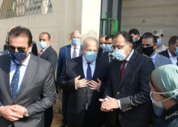 وزير التعليم العالي ورئيس جامعة القاهرة يستعرضان الوضع الحالي للمشروعات الكبرى للجامعة 