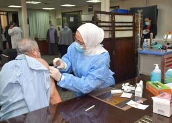 بدء تطعيم الأطقم الطبية والتمريض بمستشفيات جامعة القاهرة ضد فيروس كورونا