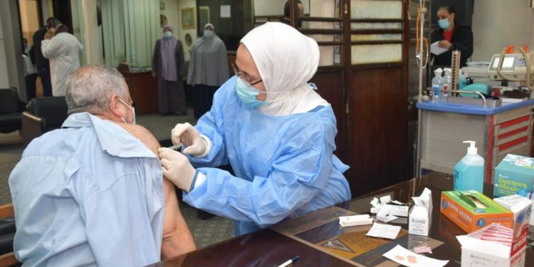 بدء تطعيم الأطقم الطبية والتمريض بمستشفيات جامعة القاهرة ضد فيروس كورونا