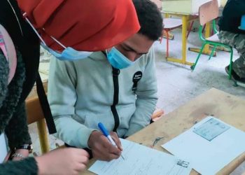 قافلة «آداب عين شمس» لمحو الأمية تشهد إقبالًا كثيفًا من المواطنين بالموسكي