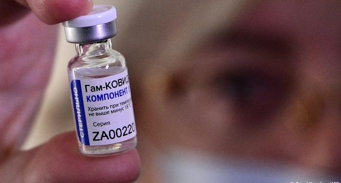 هيئة الدواء: منح الترخيص الطارئ لاستخدام لقاحي " سبوتنيك V" و "استرازينيكا / AZD 1222"