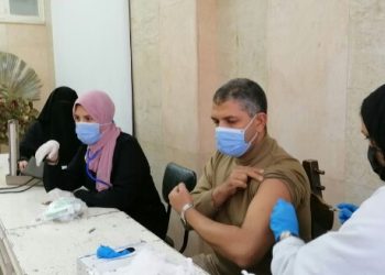 الأطقم الطبية بمستشفيات جامعة الزقازيق تتلقى لقاح كورونا