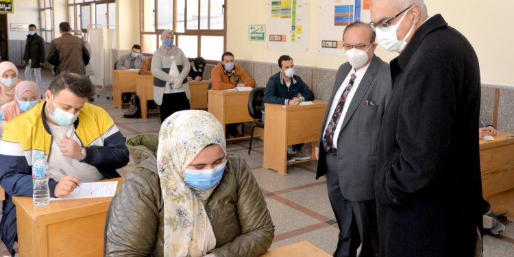 رئيس جامعة المنصورة يتفقد مراحل تجهيز مراكز الاختبارات الإلكترونية|صور