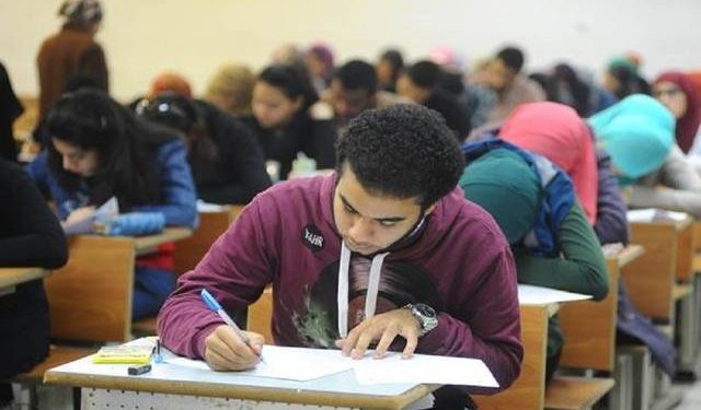 على طريقة طلاب الجامعات.. صور وفيديوهات مضحكة في مواجهة الامتحانات
