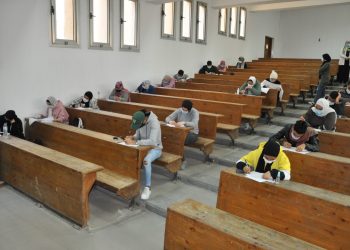 رئيس جامعة حلوان يتفقد سير امتحانات الفصل الدراسي الأول 2020/2021