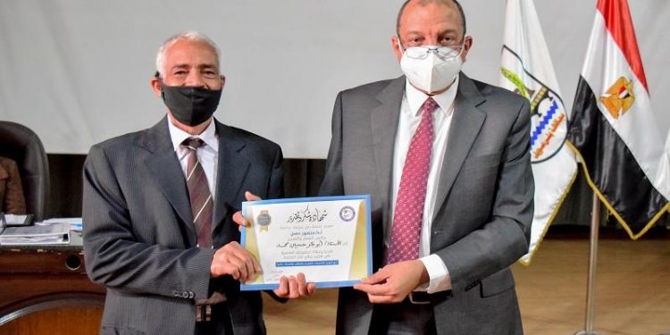 مجلس جامعة بني سويف يكرم أعضاء الجهاز الإداري ممن بلغوا السن القانونية