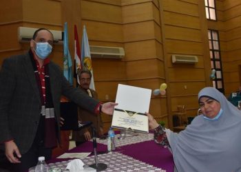 بالأسماء.. جامعة طنطا تكرم الموظفين والعمال المثاليين في كلية التجارة