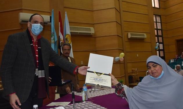 بالأسماء.. جامعة طنطا تكرم الموظفين والعمال المثاليين في كلية التجارة