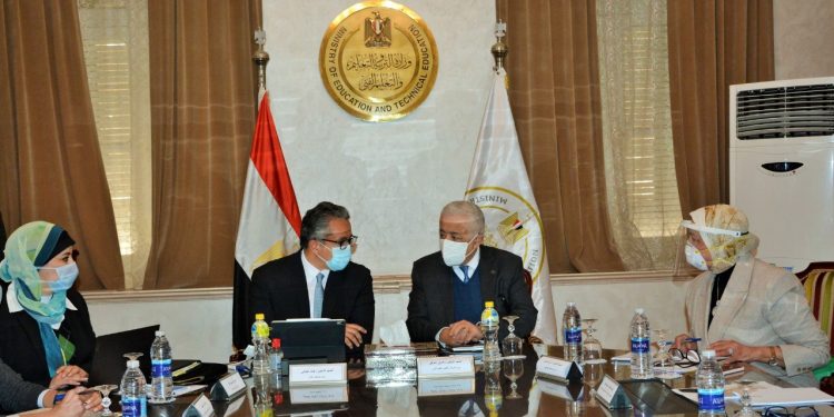 "شوقي" و"العناني"  يناقشان رفع الوعي السياحي والأثري بين طلاب المدارس