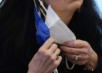 هل يزيد ارتداء كمامتين الوقاية من الإصابة بفيروس كورونا؟