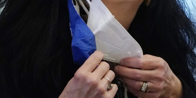 هل يزيد ارتداء كمامتين الوقاية من الإصابة بفيروس كورونا؟