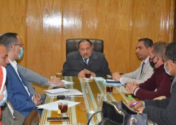 نائب رئيس جامعة الأزهر يجتمع مع ممثلي الشركة المصرية للأدوية