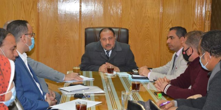 نائب رئيس جامعة الأزهر يجتمع مع ممثلي الشركة المصرية للأدوية