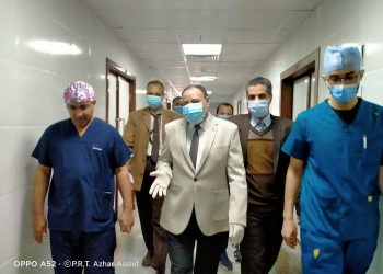 في زيارة مفاجئة ... نائب رئيس جامعة الأزهر يتفقد سير العمل بالعيادات الخارجية بالمستشفى الجامعي بأسيوط